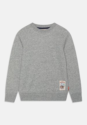 Sweatshirt gris clair à manches longues et col rond avec un petit patch graphique coloré près de l'ourlet inférieur droit.