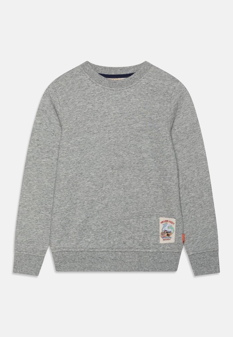 Sweatshirt gris clair à manches longues et col rond avec un petit patch graphique coloré près de l'ourlet inférieur droit.