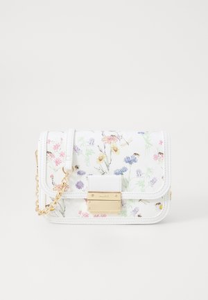 Borsa bianca con motivo floreale, dotata di chiusura in oro e tracolla a catena. Presenta una superficie texturizzata con disegni di fiori multicolori.
