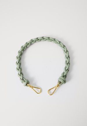 Sangle en cuir tressé vert clair avec des fermoirs en métal doré, dotée d'une texture lisse et d'extrémités arrondies, idéale pour les accessoires.