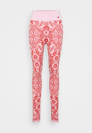 Rožinės legging'ės su raudonu modeliu, kuriame yra gėlių ir geometrinių formų, elastinga juosta ir mažas logotipo akcentas juosmens srityje.