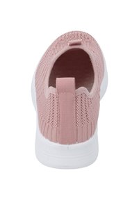 Scarpa slip-on a maglia rosa chiaro con retro arrotondato, suola in gomma bianca e un piccolo anello di tessuto sul tallone per facilitarne l'indossamento.