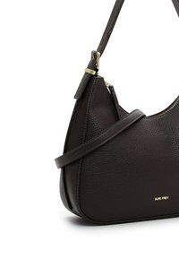 Borsa a tracolla in pelle marrone scuro con una forma curva, superficie testurizzata e dettagli in metallo dorato. Dispone di una tracolla regolabile.