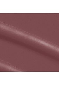 Zijdezachte mauve lippenstiftstaal met een subtiele glans op een egale achtergrond, die een romige textuur en rijke kleur laat zien.