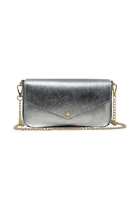 Clutch bag in argento metallizzato con chiusura a pattina, singolo bottone dorato e tracolla a catena dorata removibile su sfondo bianco.