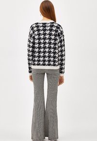 Bershka Stickad tröja - black