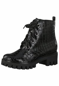 Bottines noires en cuir verni brillant avec une texture crocodile, dotées de lacets ronds, d'œillets en métal et de semelles en caoutchouc épaisses.