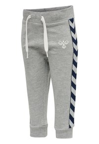 Grå bomullssvettbyxor med vit dragsko, med marinblå chevron-sidostråkar och en liten broderad logotyp framtill.