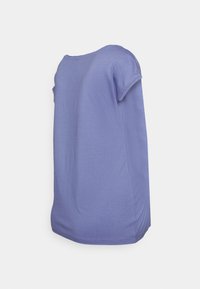 T-shirt de manga curta e decote redondo em suave tecido de jersey lavanda. Apresenta franzidos laterais e um corte descontraído, com uma textura lisa e sem padrão.