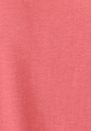 Tela de punto color coral rosa con una textura suave, que presenta un patrón acanalado consistente en toda la superficie. No hay detalles ni acentos adicionales.