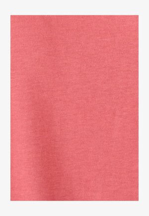 Koraalroze gebreide stof met een zachte textuur, voorzien van een consistent geribd patroon door het geheel. Geen extra details of accenten aanwezig.