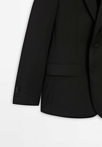 Schwarzer, maßgeschneiderter Blazer mit zwei Knöpfen am Ärmelbündchen und einer Klappentasche auf der Vorderseite vor weißem Hintergrund.