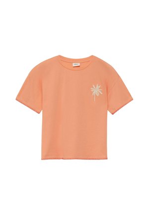Pfirsichfarbenes T-Shirt mit kurzen Ärmeln, rundem Ausschnitt, abgesteppten Säumen und einem kleinen weißen bestickten Palmenmotiv auf der linken Brust.
