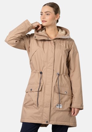 Veste imperméable beige clair avec capuche, taille ajustable, deux poches avant et un logo discret sur la poitrine. Tissu à texture lisse.