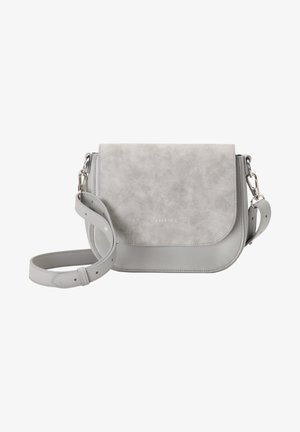 Sac bandoulière gris avec un rabat texturé et un corps lisse. Dispose d'une sangle amovible et d'accents en métal argenté. Design simple et moderne.