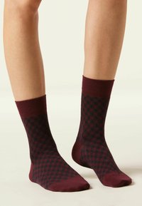 Burgunderfarbene Socken mit dunkelblauem Rautenmuster, gerippter Bündchen, mittellang, aus weichem Stoff, geeignet für den täglichen Gebrauch.
