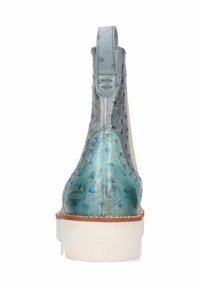 Läderankelskänga med en texturerad blå och grön finish, en flik baktill och en vit gummisula. Inga synliga mönster eller metalldetaljer.