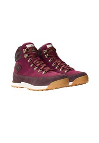 Scarponi da trekking di colore viola scuro con tomaia in suede e tessuto, occhielli in metallo, lacci marroni e suola in gomma. Presentano un colletto imbottito e un logo.