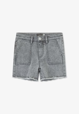 Pantalones cortos de mezclilla gris con dobladillos deshilachados, botón y cremallera frontal, dos grandes bolsillos delanteros y presillas para cinturón.