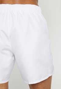EA7 Emporio Armani WATER SPORTS CORE BOXER - Plavecké šortky - bianco