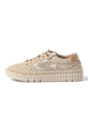 Zapatilla casual beige de ante con paneles laterales perforados, suela de goma cosida, lengüeta trasera de cuero tostado y cordones con detalles naranjas sobre fondo blanco.