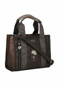 Petit sac à main marron en matériau texturé, fermeture éclair, courtes anses, bandoulière réglable et un patch avec un design de chat et du texte.