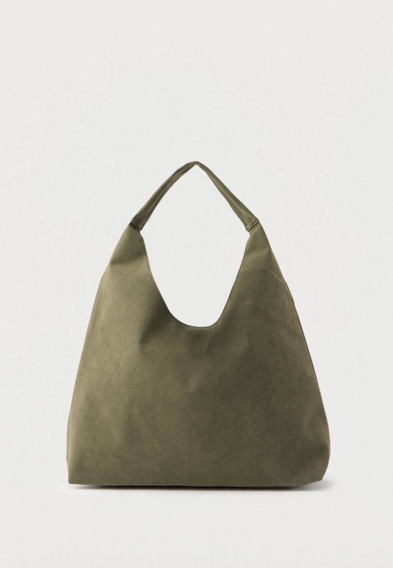 Ελιά πράσινη μαλακή δερμάτινη τσάντα ώμου με φαρδιά, μονή λαβή και χαλαρή, ασύμμετρη μορφή σε ανοιχτό φόντο.