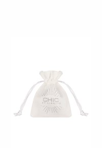 Pochette en coton blanche avec un logo argenté "CHIC BY LIRETTE" et un motif de lignes rayonnantes, texture douce et forme arrondie.