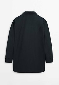 Tummansininen pitkähihaisuus paita, jossa on kaulus ja sileä pinta sekä napilliset hihansuut. Takana on puhdas ja minimalistinen muotoilu.