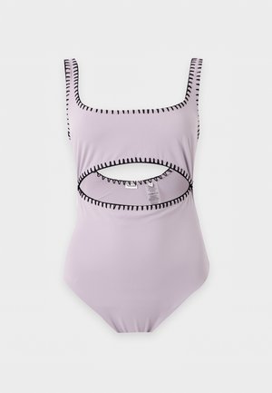Maillot de bain une pièce lilas avec des détails de coutures noires et une découpe horizontale sous la poitrine.
