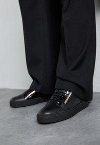 MID TOP - Sneakers high - black/gold