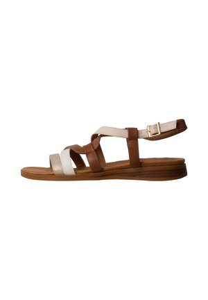 Sandalia plana con tiras de cuero marrón, beige y blanco y una hebilla dorada, con una suela baja de madera.