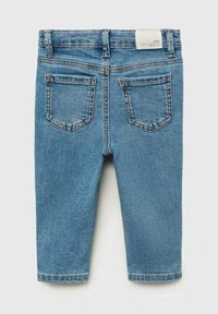 Svetle modré džíny z denimu s středním pasem, rovnými nohavicemi, pěti kapsami a šitým lemem. Štítek viditelný na pásu.