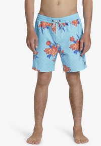 Costume de baie cu imprimeu floral albastru, cu model de flori portocalii și albastre, talie elastică, închidere cu șnur și un mic logo al brandului pe lateral.