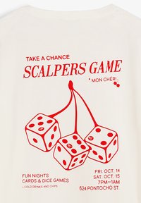 Biała koszulka z czerwonym nadrukiem i grafikami trzech kości oraz wiśni. Tekst zawiera szczegóły wydarzenia oraz zabawne motywy.