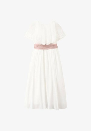 Robe blanche longue jusqu'au sol avec capelette en dentelle et ceinture froncée rose, sans manches sous la capelette, jupe fluide.