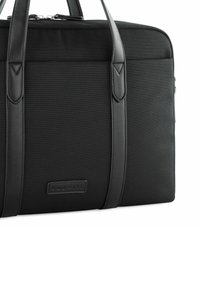 Borsa per laptop in tessuto nero con dettagli in pelle, doppi manici e chiusura con cerniera. Presenta un logo del marchio discreto sul fronte. Forma rettangolare.