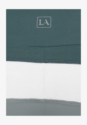 Der Baumwollmix-Stoff hat eine gerippte Textur in dunkelgrün, weiß und hellgrau gestreift, mit einem kleinen "LA"-Logo, das oben aufgedruckt ist.