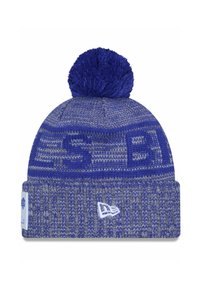 Blau gestrickte Mütze mit einem Pompon oben, ausgestattet mit einem strukturierten Muster und horizontalen Streifen. Enthält ein weißes Logo-Tag an der Seite.