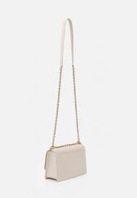 Kabelka přes rameno z jemné béžové kůže se strukturovaným designem, s zlatým řetízkem a plochým, obdélníkovým silhouettem.