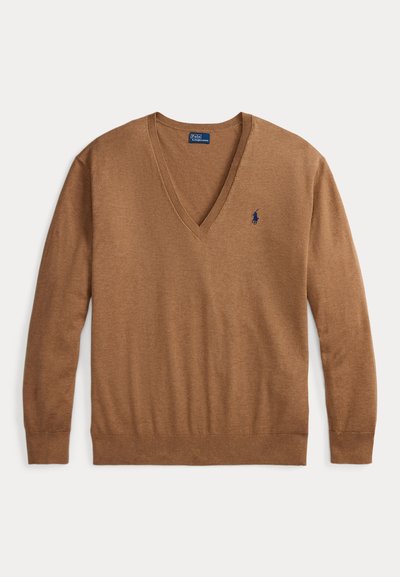 Pull marron à manches longues avec col en V et petit logo Polo Ralph Lauren bleu marine sur le côté gauche de la poitrine, posé à plat sur fond blanc.