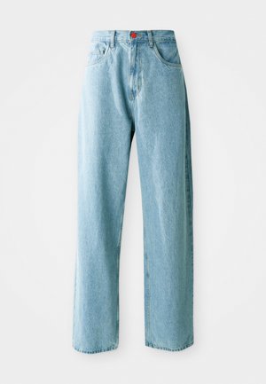 Jasnoniebieskie dżinsy z szerokimi nogawkami i wysokim stanem, wykonane z denimu, z czerwonym guzikiem w talii i klasycznym pięciopocketowym designem.