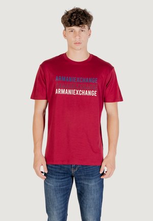 T-shirt bordeaux a maniche corte con logo "ARMANIEXCHANGE" in blu, bianco e grigio, caratterizzato da un taglio classico e scollo rotondo.