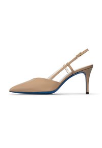 Tacco slingback in pelle lucida color nude con punta affusolata e suola con accenti blu. Presenta una sottile cinghia alla caviglia con una fibbia dorata.