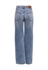 Jean en denim bleu taille haute à jambes droites, avec deux poches arrière et un patch en cuir marron sur la ceinture.