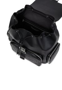 Mustast nahast nööriga kott, millel on sile viimistlus, kaks külge lukuga taskut ja õhuke sulgemisköit. Sisemus on avar ja must.