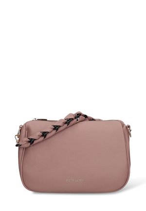 Borsa a spalla in pelle rosa con tracolla intrecciata con accenti neri, chiusura con zip e una texture liscia. Logo del marchio impresso sulla parte anteriore.