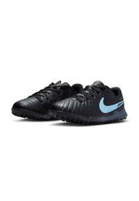 Svarta träningssneakers med texturerad syntetisk ovandel, böjd tå, snördesign och ljusblå Nike-logga på sidan. Greppande yttersula.