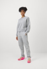 adidas Sportswear ESSENTIALS SMALL LOGO FEEL COZY OPEN HEM PANT - Calças de fato de treino - medium grey heather