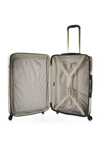 Maleta rígida con un exterior beige, que presenta un patrón sutil. El interior está forrado con una tela gris claro e incluye correas y un bolsillo con cremallera.